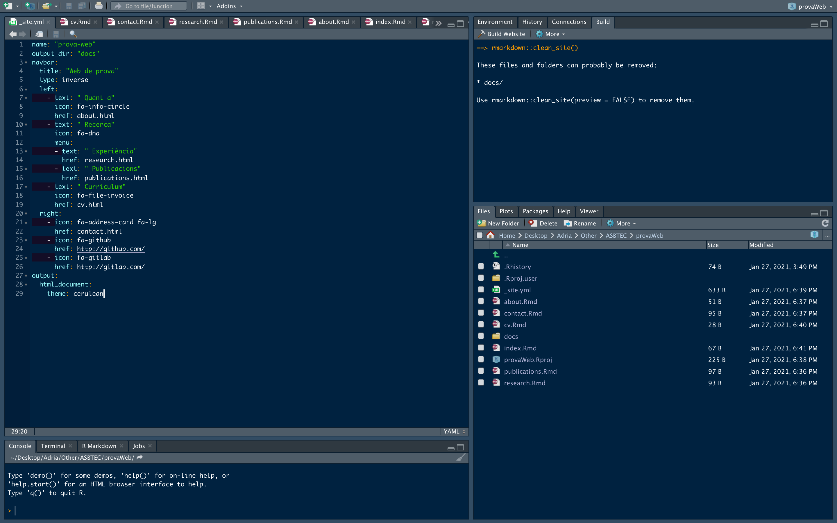 Figura 2. Pantalla d'RStudio on es mostra el fitxer '_site.yml' de la web de prova a l'editor (panell superior esquerra), la pestanya 'Build' (panell superior dret) i la distribució del directori on tindrem guardat el lloc web (panell inferior dret).